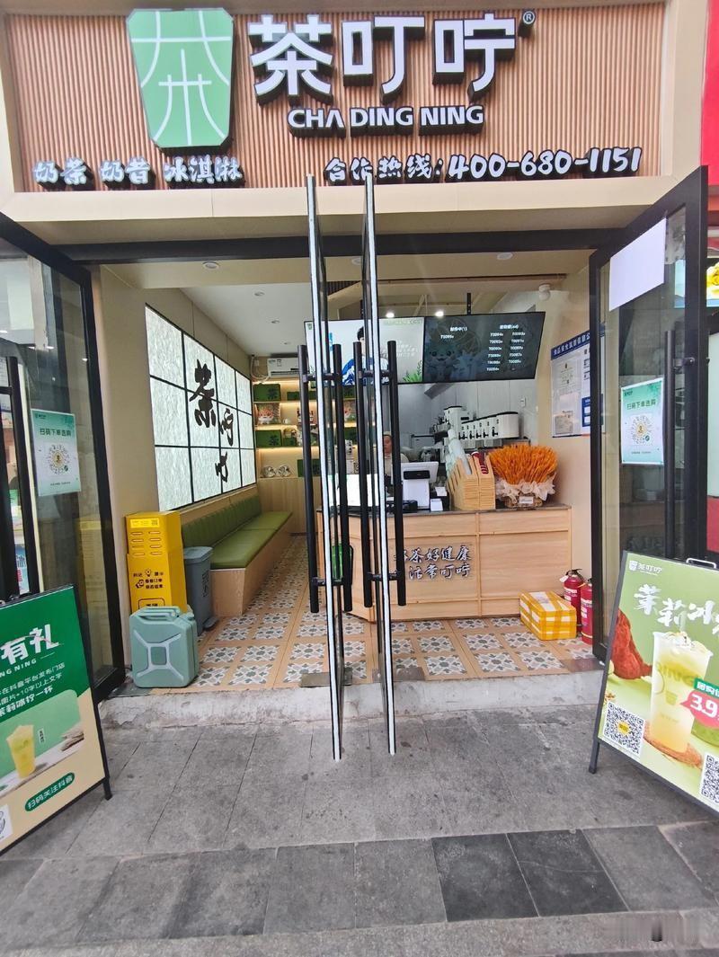 太猖狂！高仿霸王茶姬门店紧贴正品开店，法院判赔35万
 
不少奶茶爱好者都遇到过