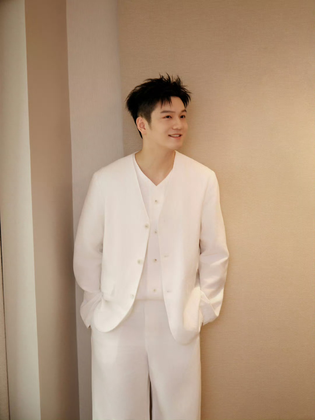 咚咚大王白色西装，熠熠生辉！ ​​​