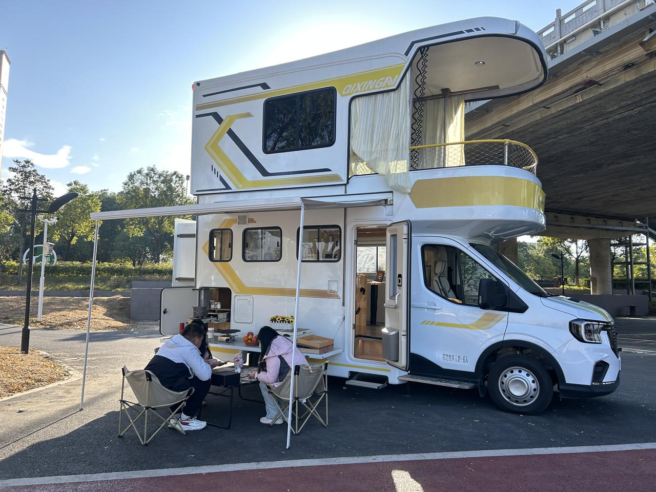 离退休还有几个月时间了，不停的刷各种房车短视频，军产房车同质化太严重了，家家几乎