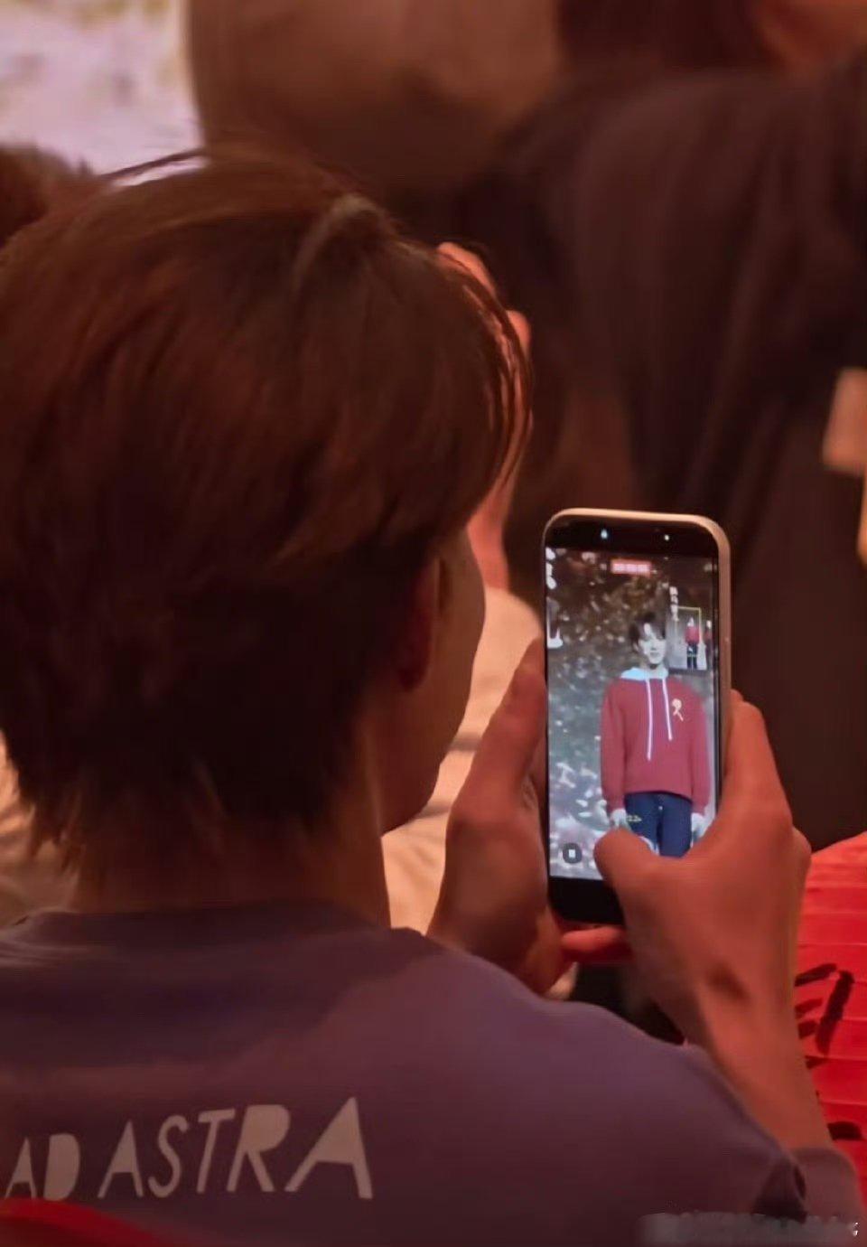 笑发财了，，王鹤棣就这样在电影发布会上直拍刘耀文，难怪耀文一直在憋笑王鹤棣交出刘