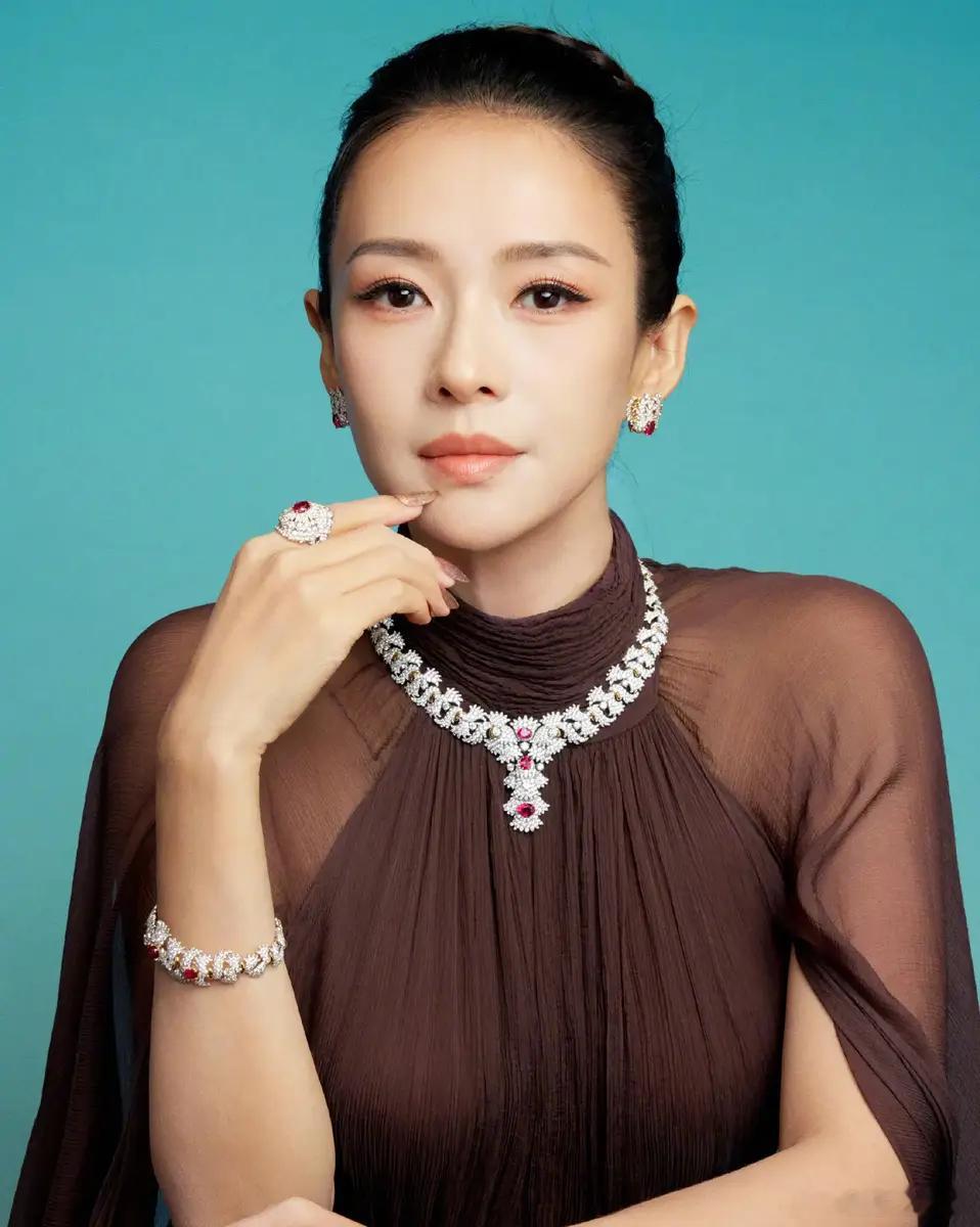 章子怡穿棕色薄纱礼裙优雅迷人！女王范儿十足气场全开25日，章子怡在社交平台上晒出