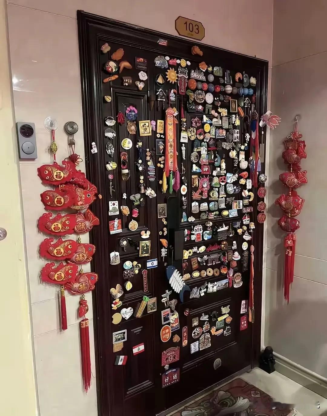 今天去朋友家吃饭，看到她家隔壁那家门上基本上被贴满了！

我问她这是什么意思？