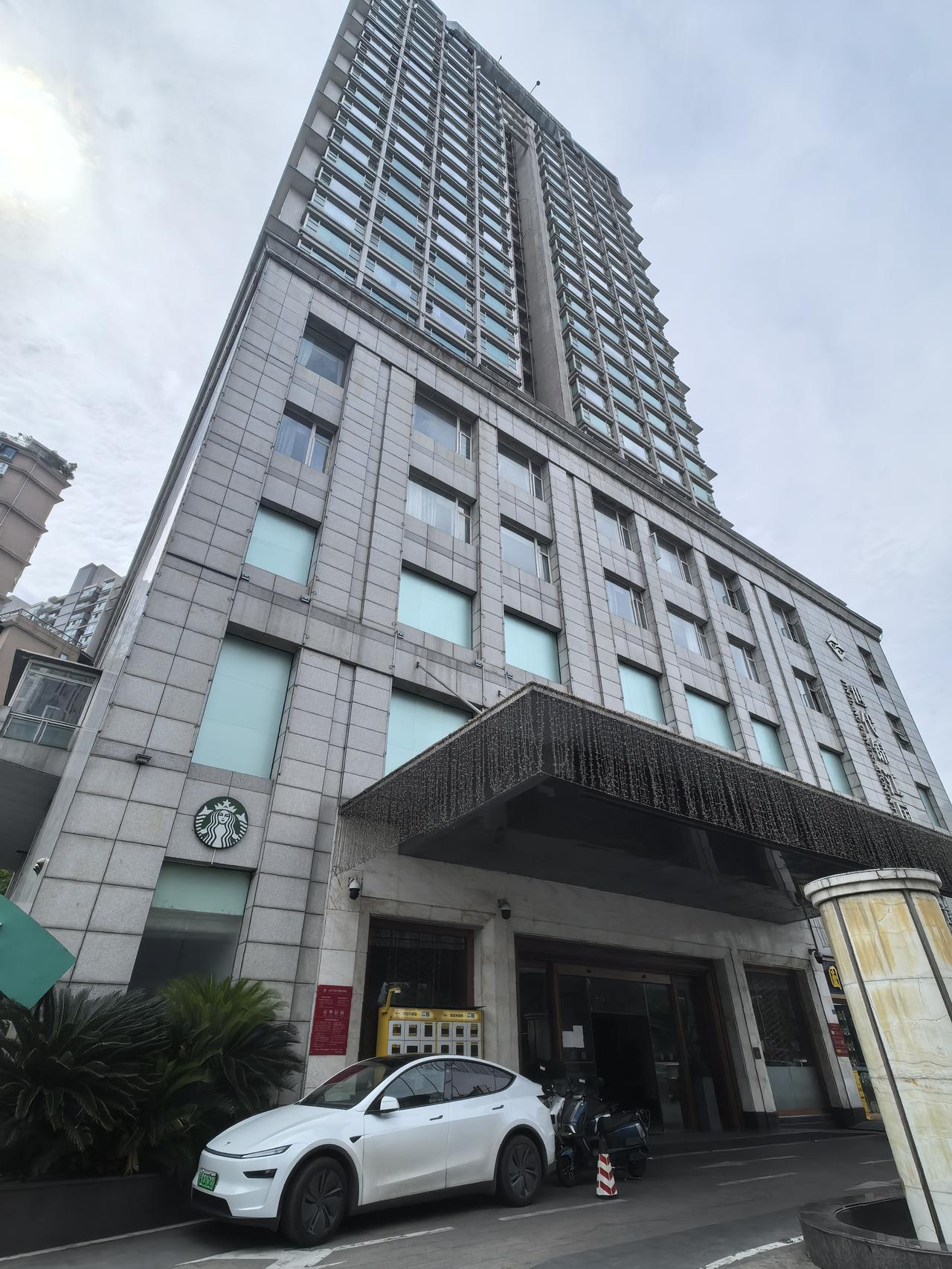 成都老南门大桥附近这家星级酒店怎么悄无声息的就关张了呢？以前在这儿开会，住宿多次