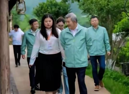 保险销冠被抓了。任某敏，这名字听着耳熟不？对，就是那个卖保险卖出名的。现在因为诈