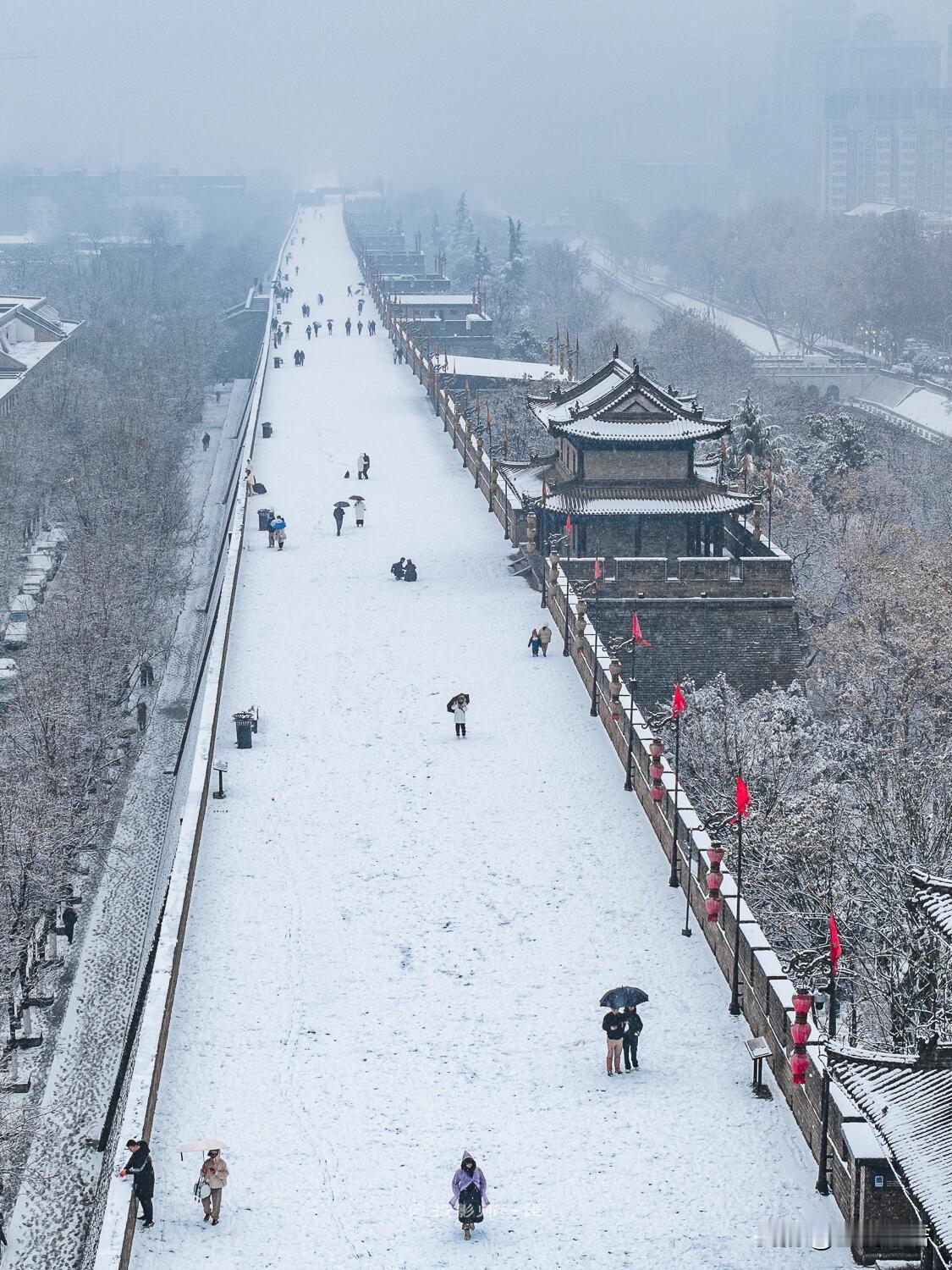 一到下雪天，西安就变回长安了
谁懂啊！西安的雪，根本不是雪
是穿越千年的浪漫，是