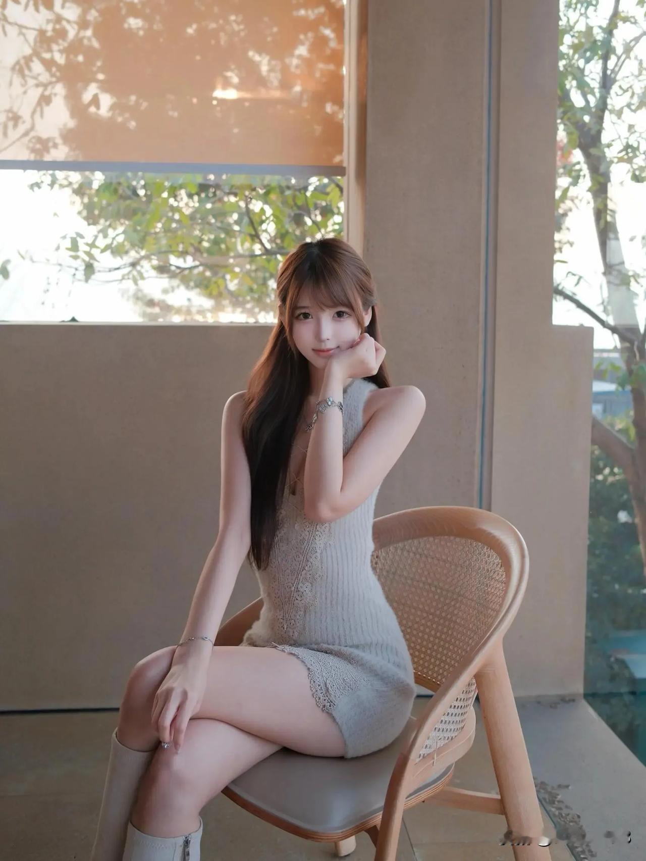 优雅气质少女，坐在窗边，温柔微笑