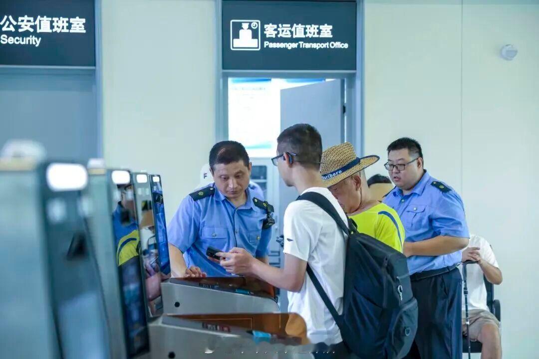 国铁头条【新线正式投用，新车亮相】近日，北京市郊铁路城市副中心线西段提升工程正式
