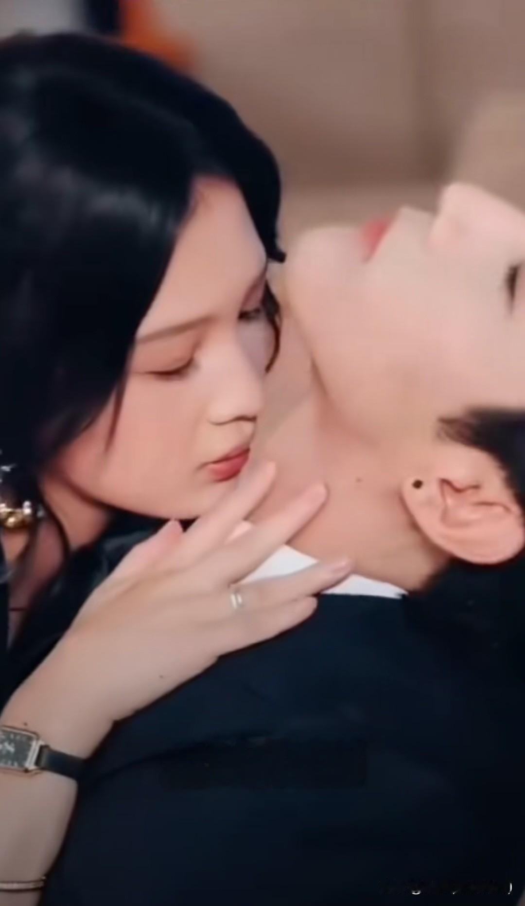 我对你的情欲都是诗
文/刚柔

你呼吸的起伏，是未写完的短句
舌尖的湿润，改写着