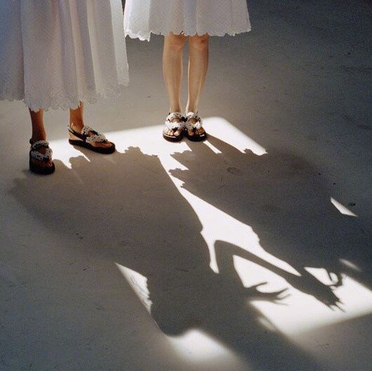 世上原没讨厌的人，生活的过程使大家不快活，不快活自然显着讨厌 。｜老舍 ​​​