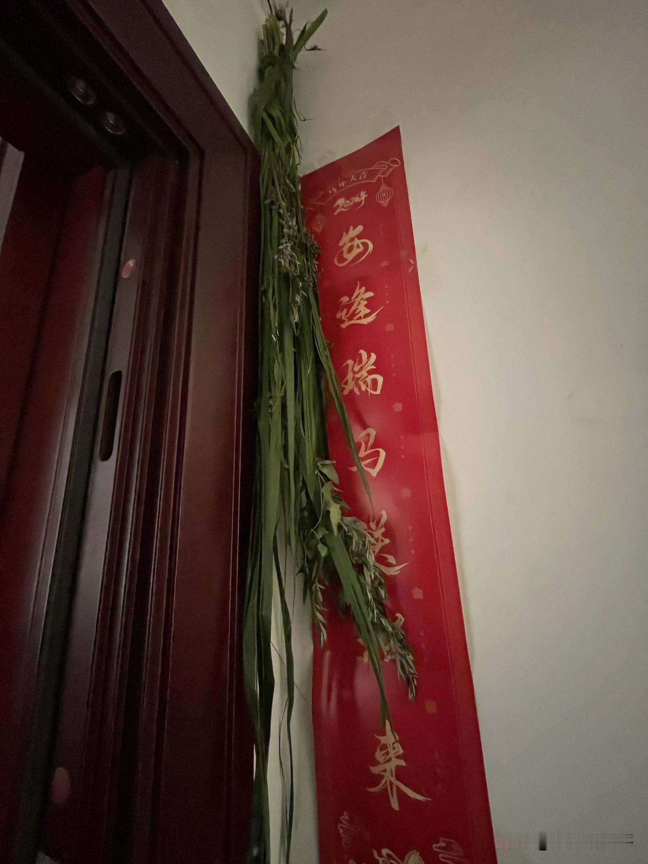端午习俗大总结：
‌1、挂艾草菖蒲‌。
2、佩香囊系彩绳‌。
3、吃粽子‌。
4