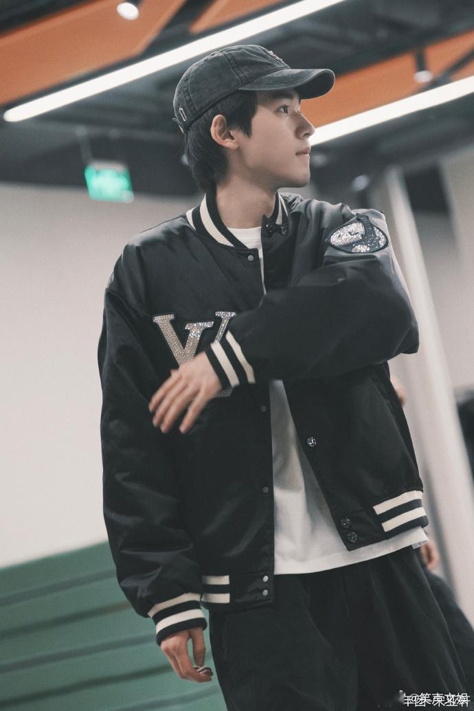 宋亚轩随拍藏惊喜！排练时的灵动眼神，演唱会练习照尽显舞台掌控力 