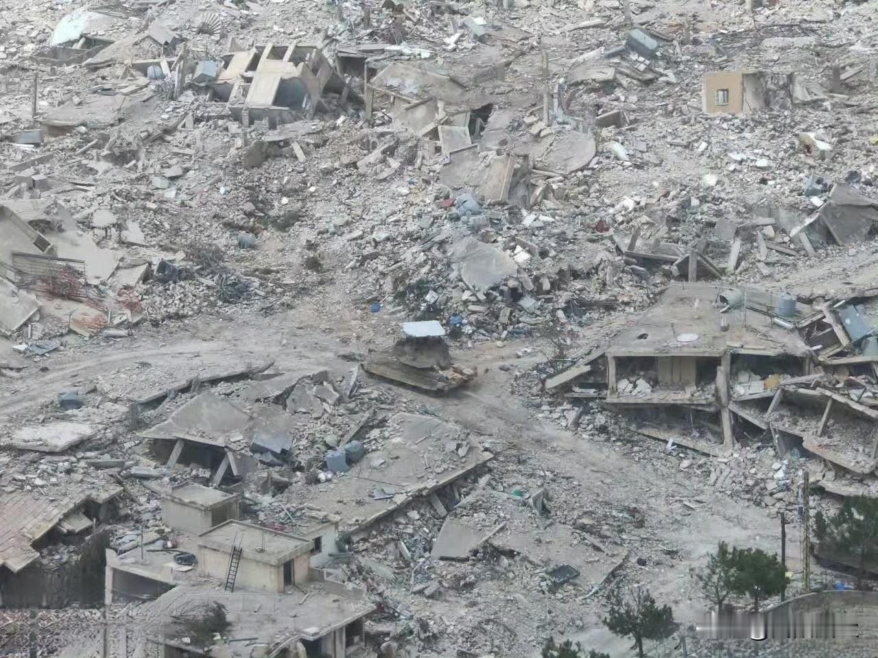 黎巴嫩南部边境城镇宾特杰拜勒已被以军炸成废墟。黎以冲突  ​​​