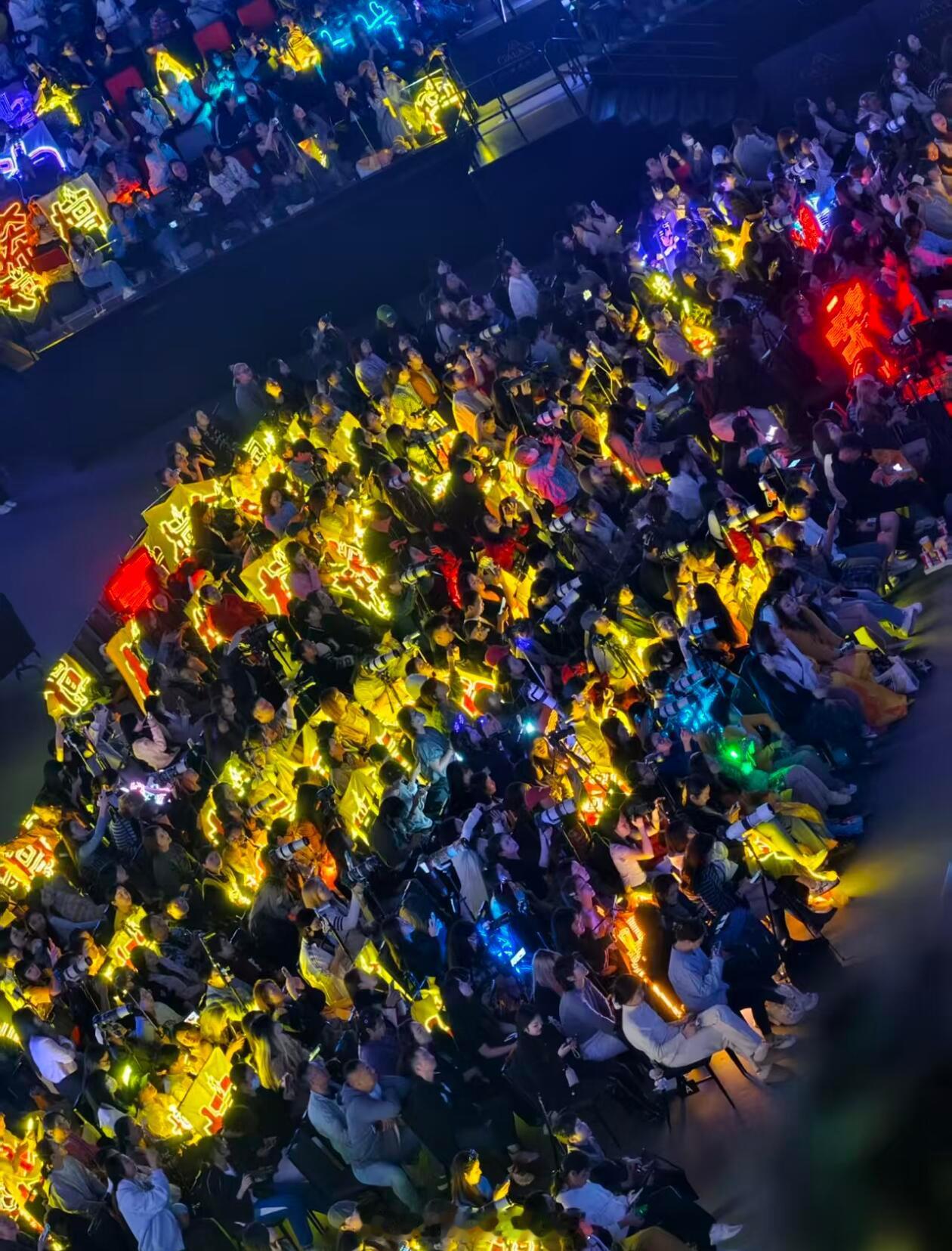 檀健次的权威众所周知，檀儿压轴檀丝内场包了，还是太强了檀健次尖叫之夜压轴