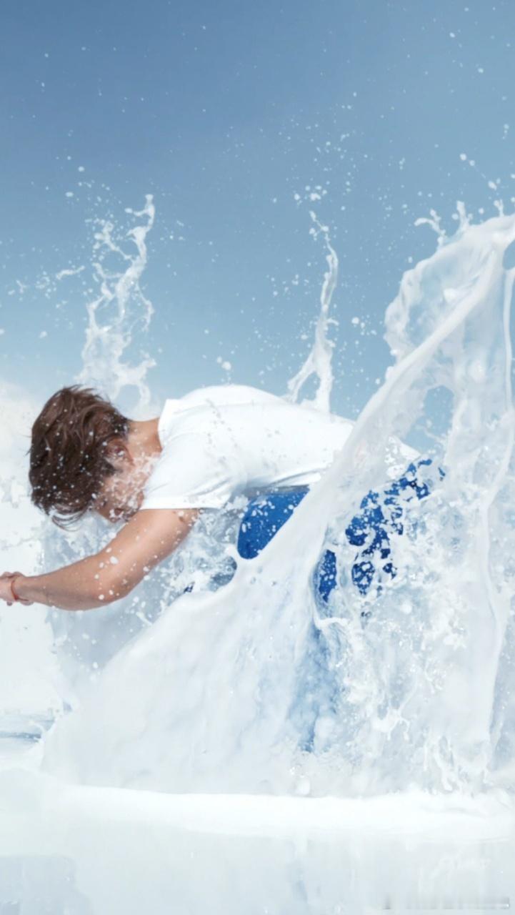 王嘉尔轻盈玩水不怕脱  夏日炎炎，活力就是解暑良药！看在水中肆意欢笑，满满的活力