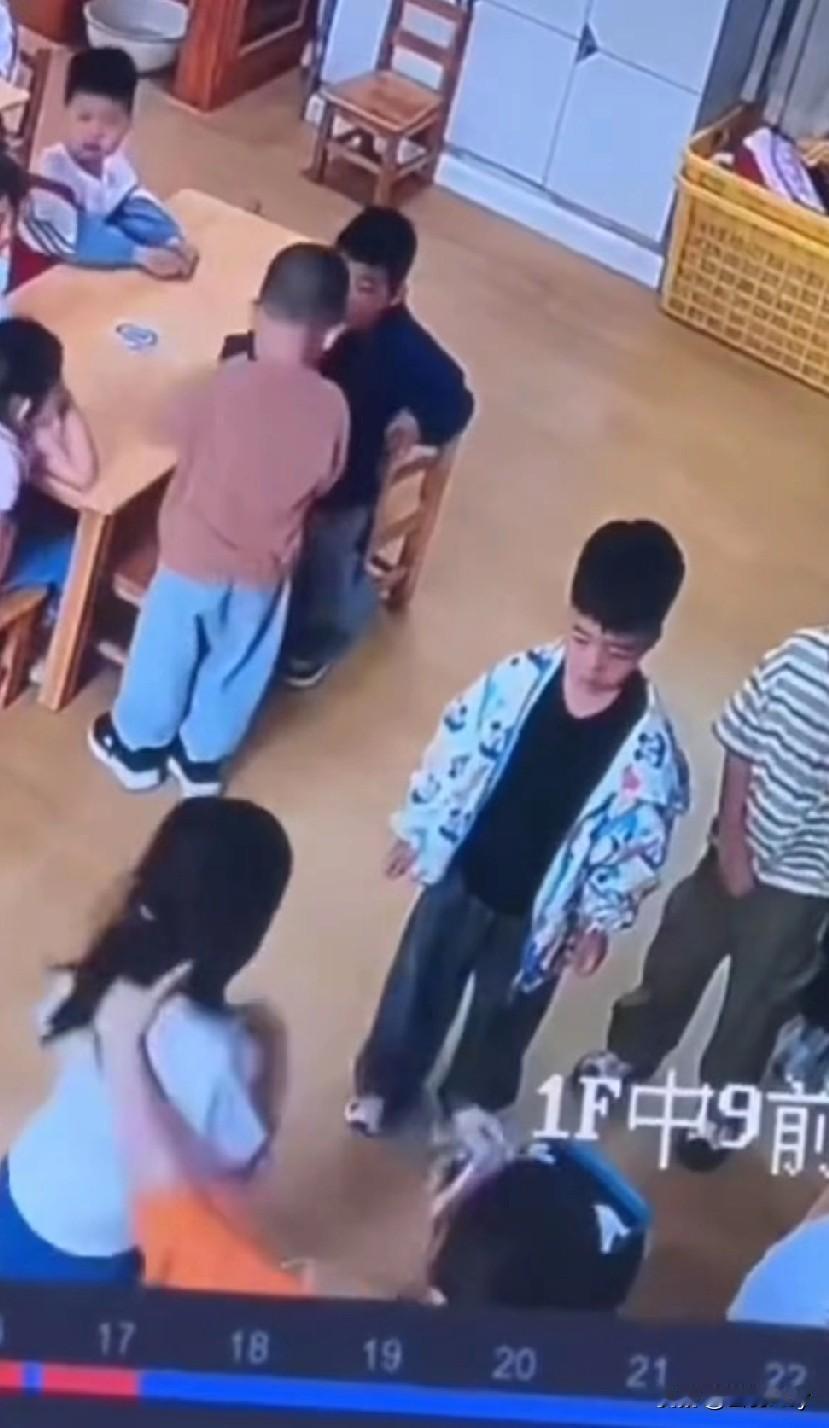太猖狂了！
监控底下还做出如此动静！
江苏丰县机关二幼幼师，简直就是无法无天，公
