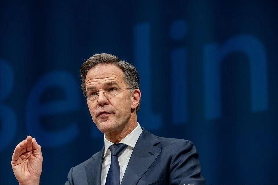 北约已经不装了，那个曾经叫美国总统爸爸的吕特，已经直言不讳地说：必须作好与俄开战