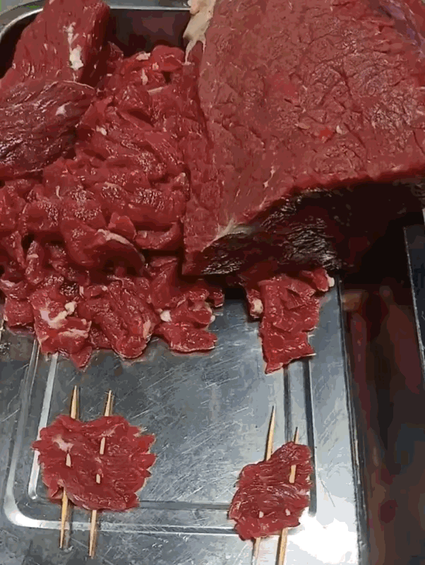 图一：牙签牛肉，那必须要牙签插满了牛肉，才能称得上真正的牙签牛肉。
图二：非要从