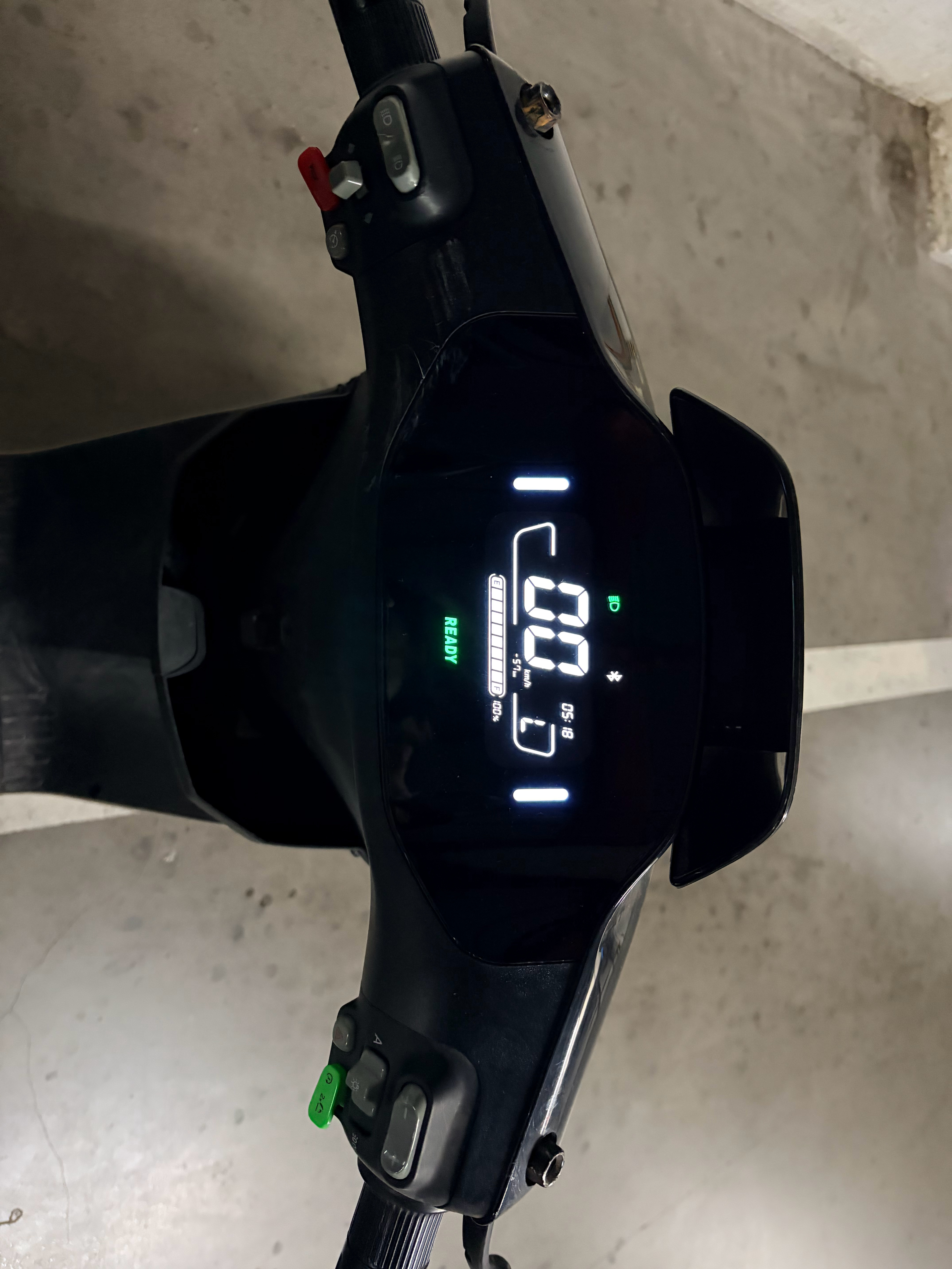 春天来了还是给小电驴充个电跑跑，几个月没骑了，锂电池确实耐用点，几年了还能用，就