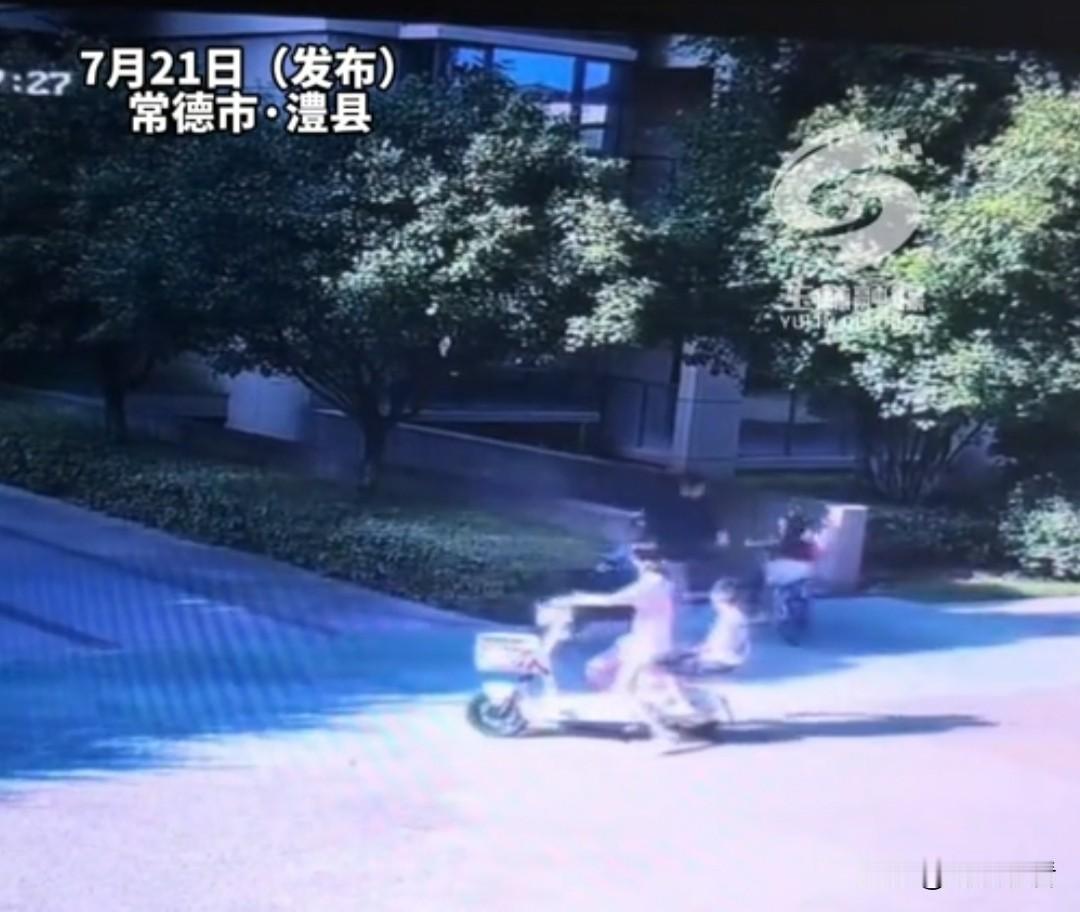 近日，湖南常德澧县某小区发生暖心一幕，小女孩骑车意外摔倒，脸上磕碰出血，看着格外