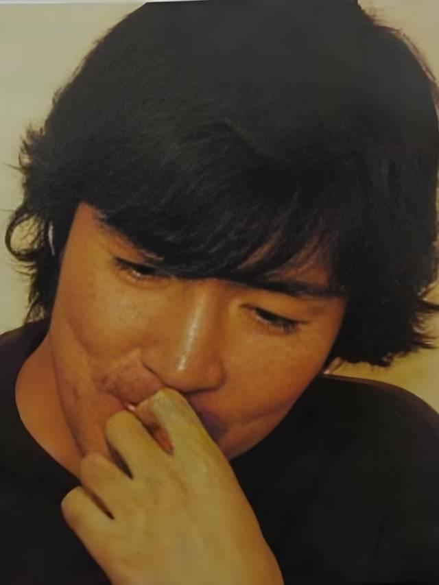 东野圭吾说：“人性这东西，不要对任何人抱有任何道德洁癖的希望，这个世界上每个人都