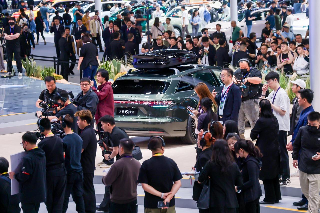 在2026年第十九届北京国际车展上，鸿蒙智行通过五大品牌矩阵的展示，向公众传递了