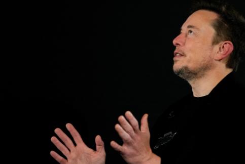 马斯克一句话点醒全世界：现在全球疯抢的不是芯片，是中国造20万一台的“大铁箱子”