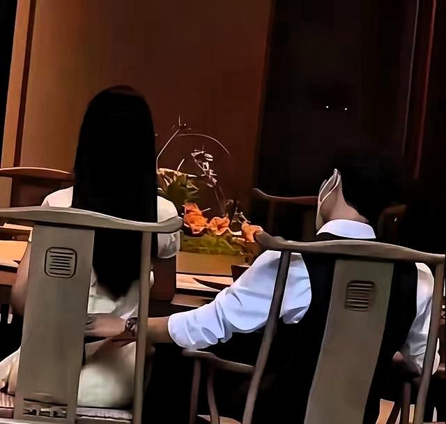 别替他可惜！​他不是第⼀次！
​赵海峰在饭局上对女下属动手被抓，全网都在说”前途
