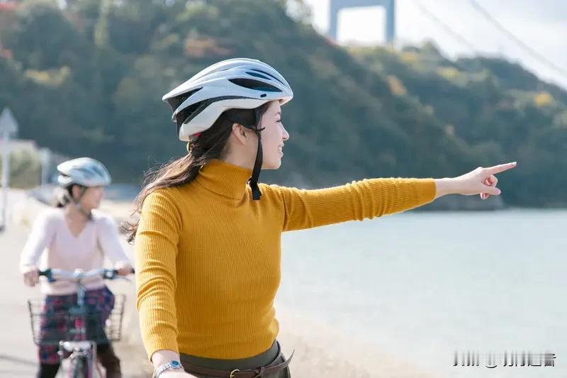 福建街头发生暖心一幕反遭索赔：两名初中女生骑电动车时，发现一位骑自行车的女士不慎