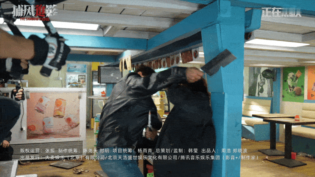 成龙在《捕风追影》中的打戏堪称教科书级别！洗衣房遭遇战里，利用环境物的能力依然出