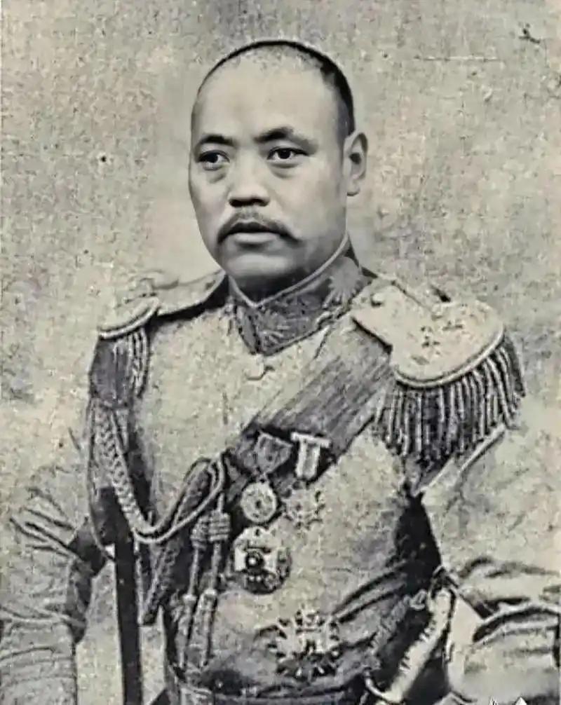 1892年的一天，山东有名的大户潘守廉走过济州的一条小巷时，看见路边有一个卖煎饼