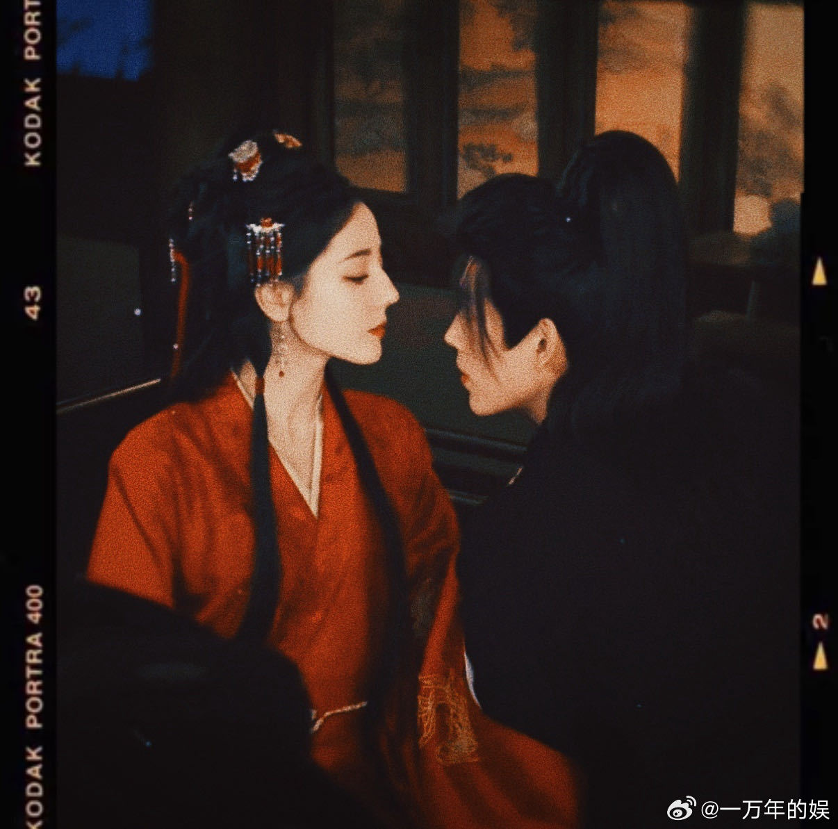 热巴陈飞宇白日提灯片场互相捏脸白日提灯 思胥万千甜度破表！片场捏脸贴贴，剧里张力