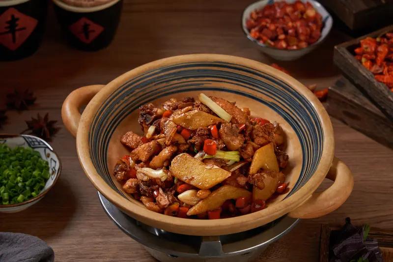 冬日三餐，暖胃更暖心。就说外婆的农家爆炒土鸡，那可是童年的味道。选运动量足的散养