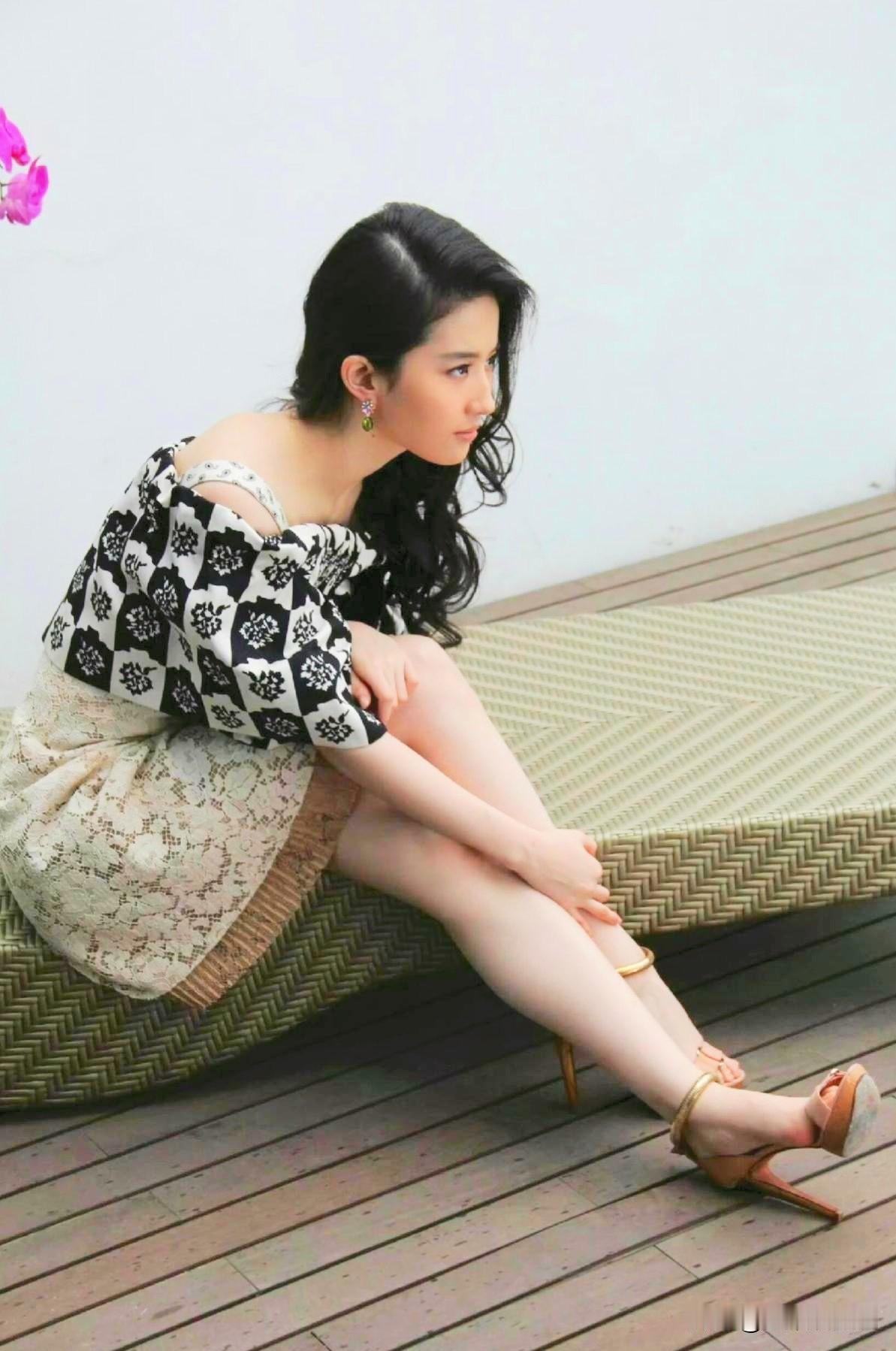 晒晒你最爱的女明星刘亦菲身穿气质套装，慵懒随性，特别迷人！