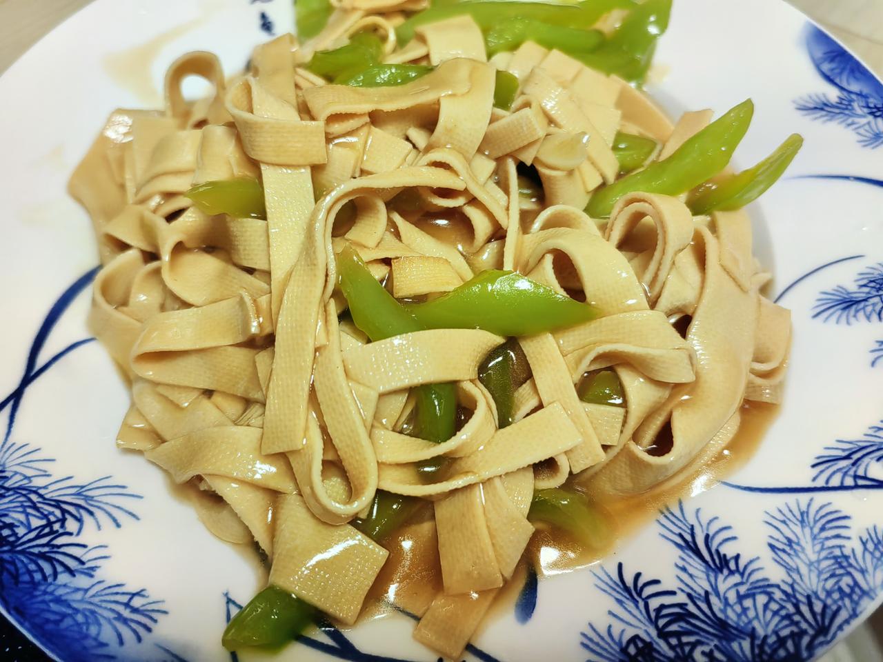 晚上做了两个菜，尖椒百页和青菜百页黑木耳蛋花汤，另外清水煮了西葫芦胡萝卜加黑木耳
