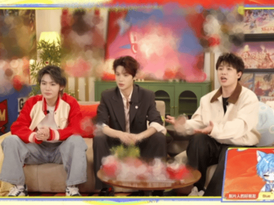 黄明昊本命年穿上红袜子了  黄明昊今晚直播是在演我本人吧？面上：高冷男神西装革履