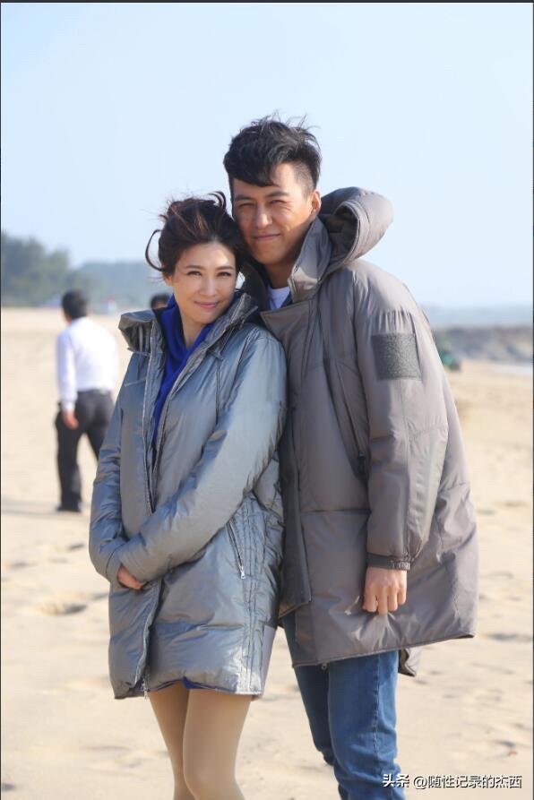 男神靳东好高挑啊，一眼望过去都是大长腿，没有化妆的他颜值真实，到了中年还富有男性