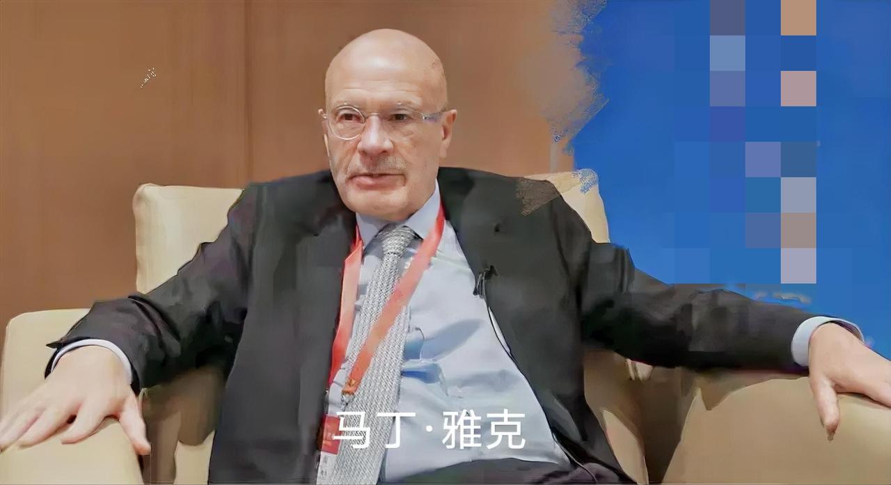 美国学者马丁·雅克最近点破了一个真相：美国死咬中国不放，
根本不是中国做错了啥，