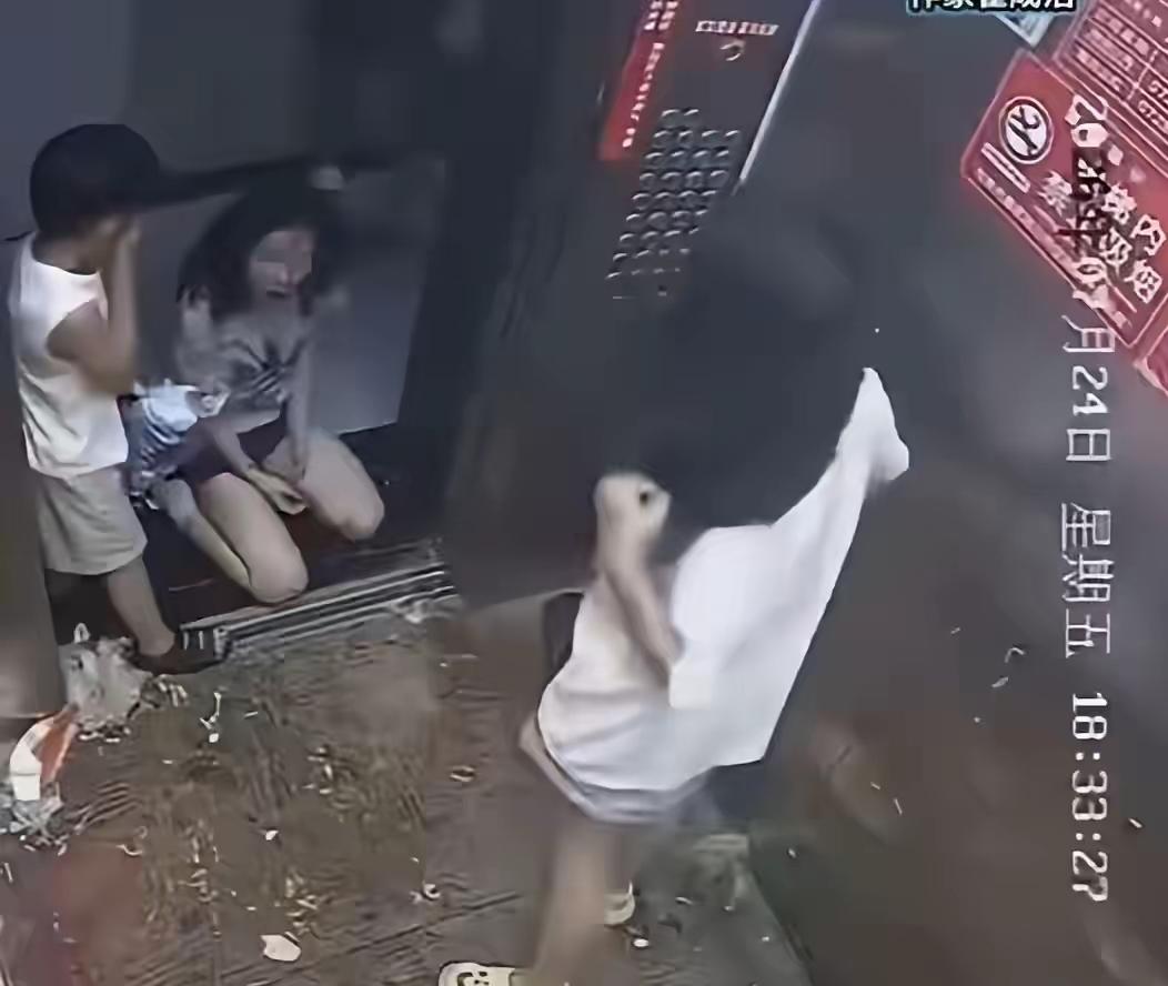 电梯大战宝妈这事，你们发现了吗，
这个孩子就是他妈妈的工具。

第一、妈妈做事嚰