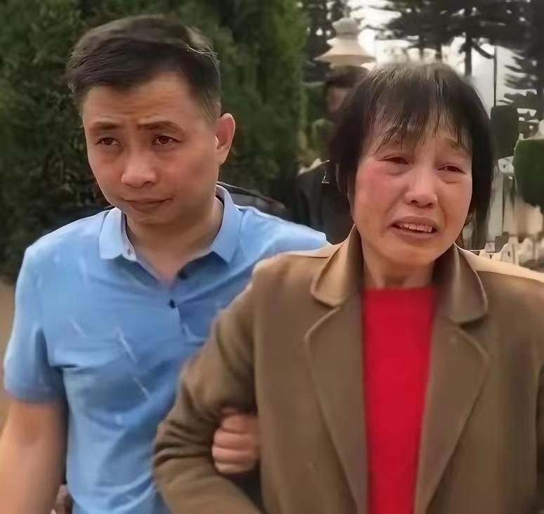 1984年，边境战事打响，一位年轻战士刚和妻子度过20天新婚时光，便义无反顾奔赴