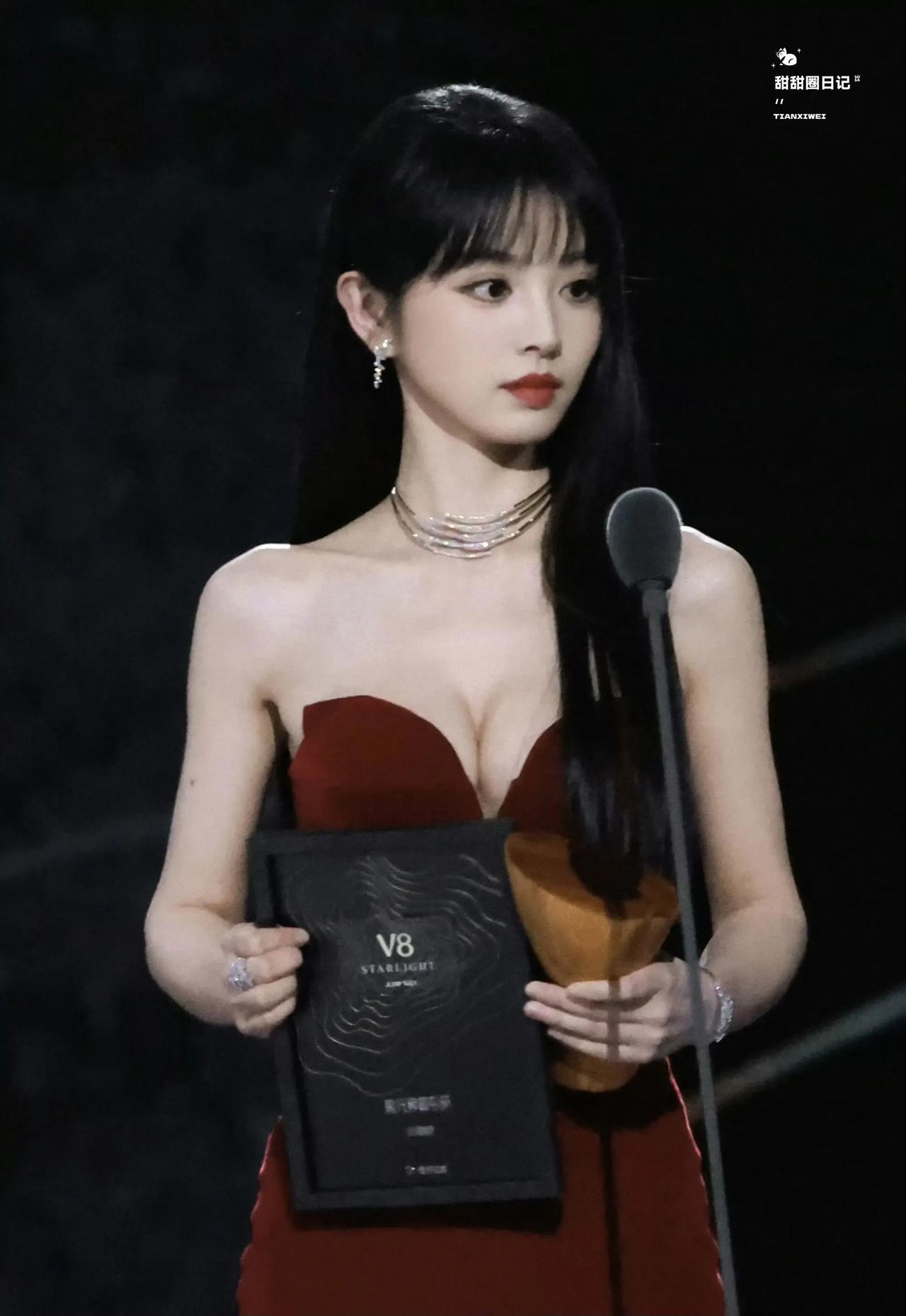 田曦薇的颜值身材气质真的是绝了，放在95后小花里也是特别出挑的存在。
比她身材好