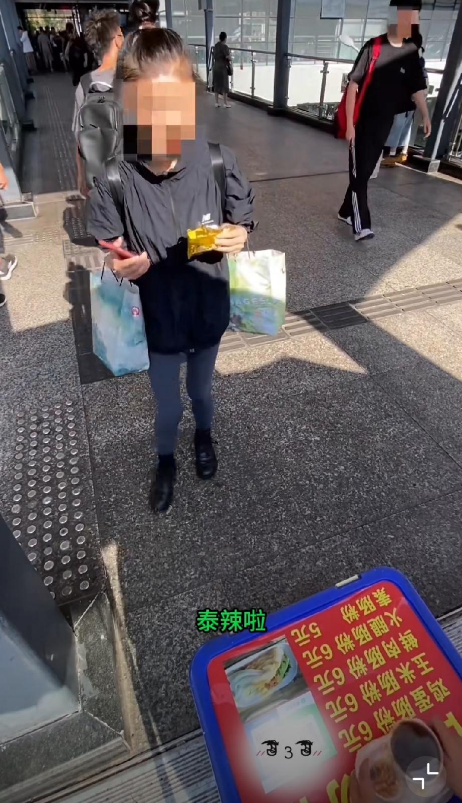 重庆，女孩买烤肠利用手机里支付截图假付款！
上了热搜后，女孩好像不知道，第二天又