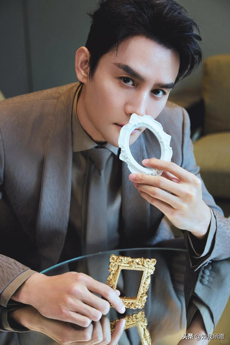 终于明白一个道理：
岁月不是不败美人，
而是专治不自律的人！

看看王凯就知道了