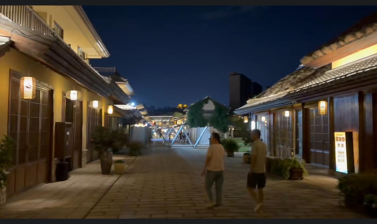 古城夜景图片分享漫步古城仿佛穿越了，夜幕下游人三三两两。