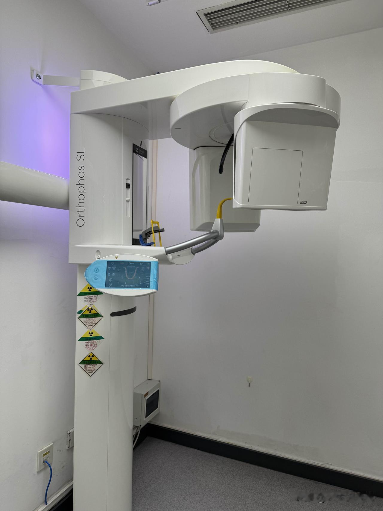 今天去洗牙的时候闹了一个笑话。
原来洗牙是躺在一张可以调节的椅子上。
今天去北京