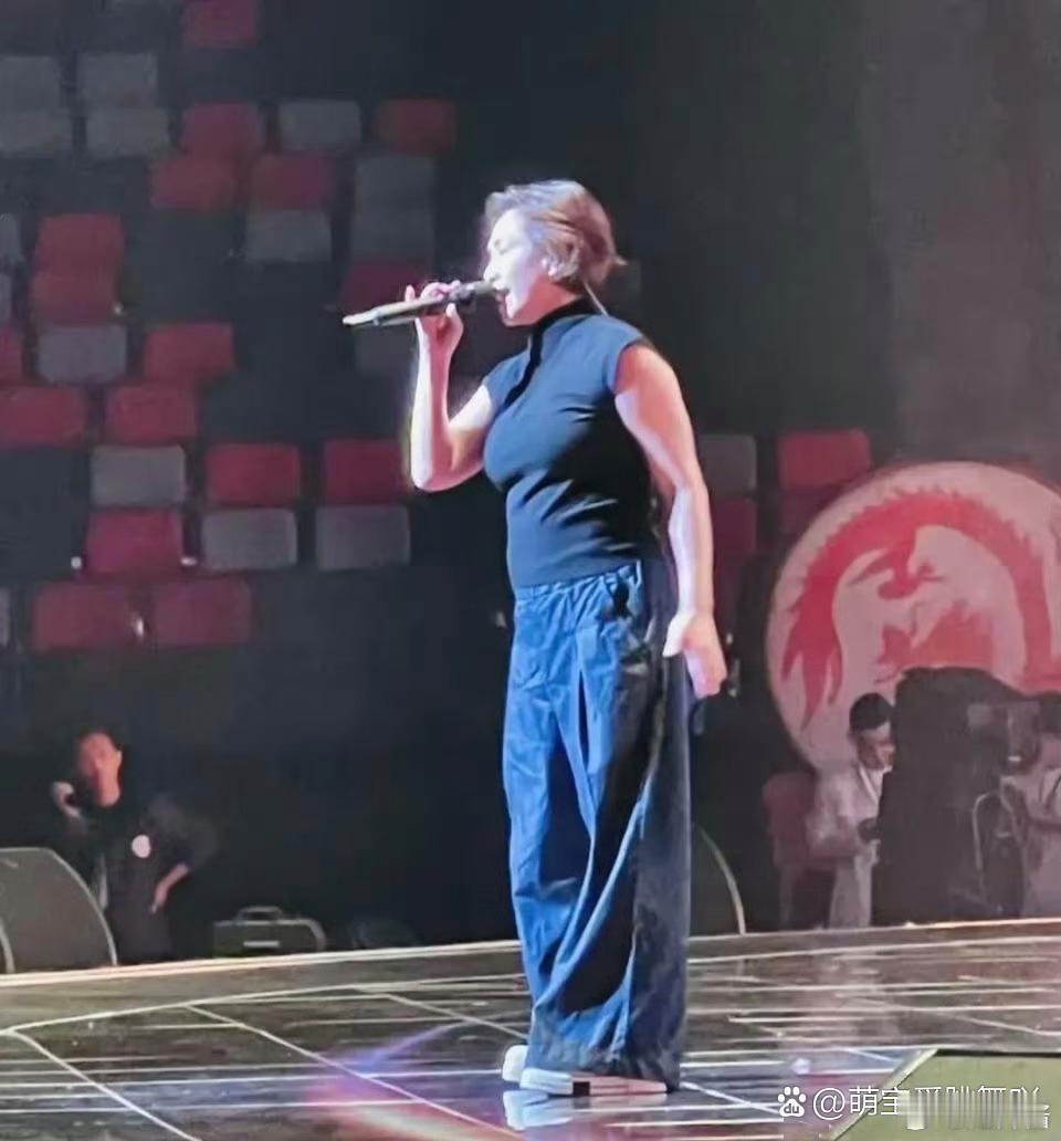 57岁的林忆莲，身材略显丰腴，脸上也留下了岁月的痕迹。 ​​​