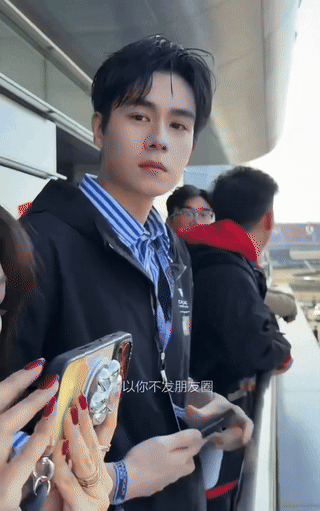 胡一天淡人观看比赛时的enjoy 他坐在赛场边那种状态真的太特别了，周围那么喧闹