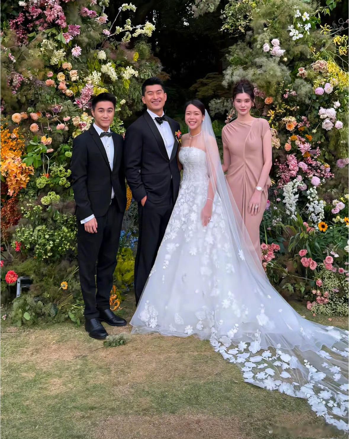 奚梦瑶何猷君出席好友婚礼奚梦瑶真的美到冒泡，而且是越来越美了！ ​​​