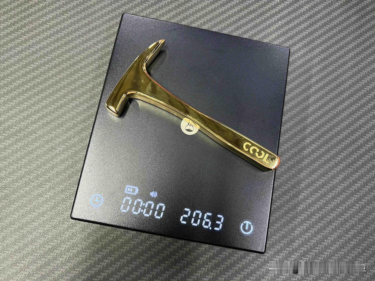 网友说，当面买酷派
送了个锤子黄金版
明天拿去卖了换个iphone17pm
锤子