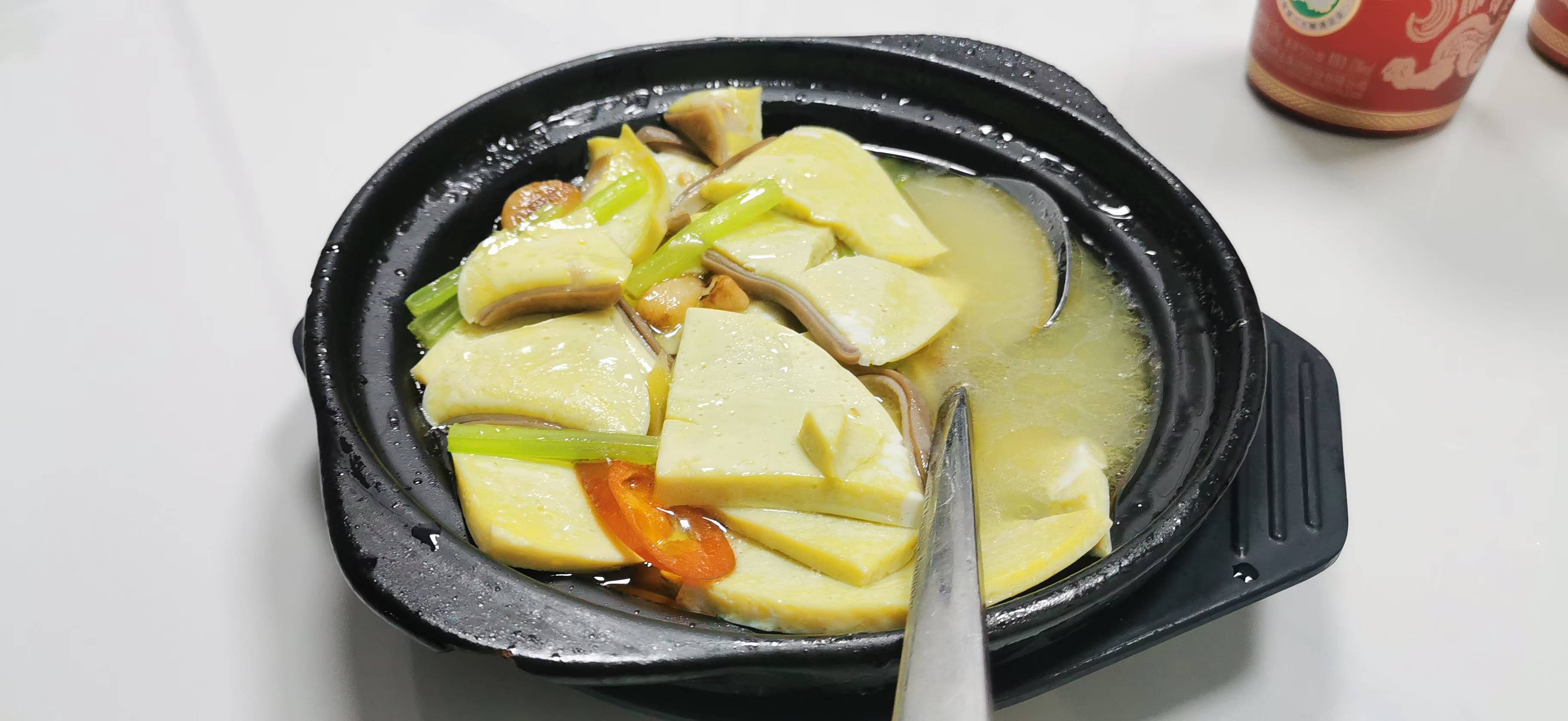 时间浅浅念，落在冬季里。它是一杯温热的茶，驱散了周身冷寒，它是一抹明媚的笑，续写