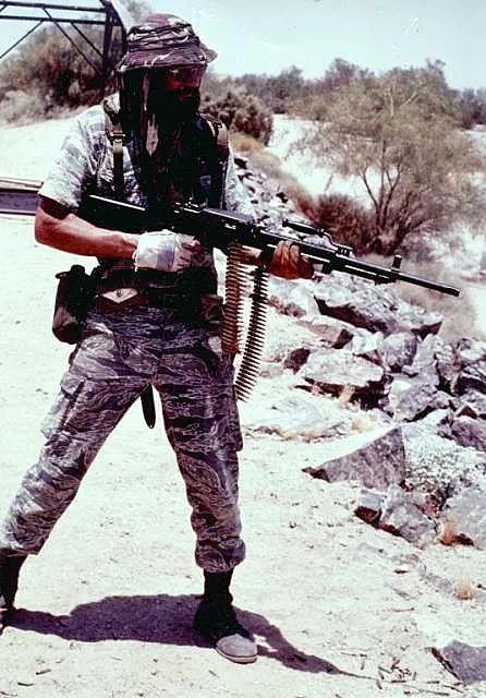 越南战争时期，美国海豹突击队士兵装备 Stoner 63 5.56 毫米轻机枪。